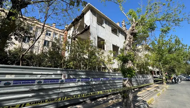 Bakırköy'de Deprem Sonrası Metruk Bina Kısmen Çöktü, Tehlike Alarmı Verildi