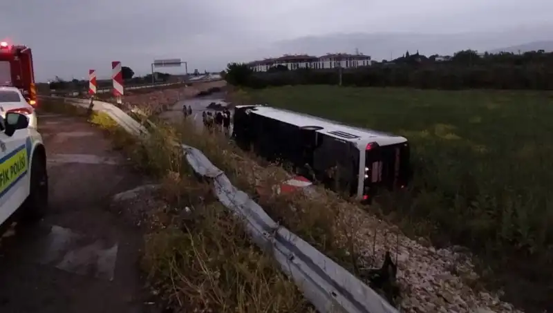 Manisa'da Yolcu Otobüsü Kazası: Yaralılar ve Savaş Alanına Dönüşen Olay Yeri