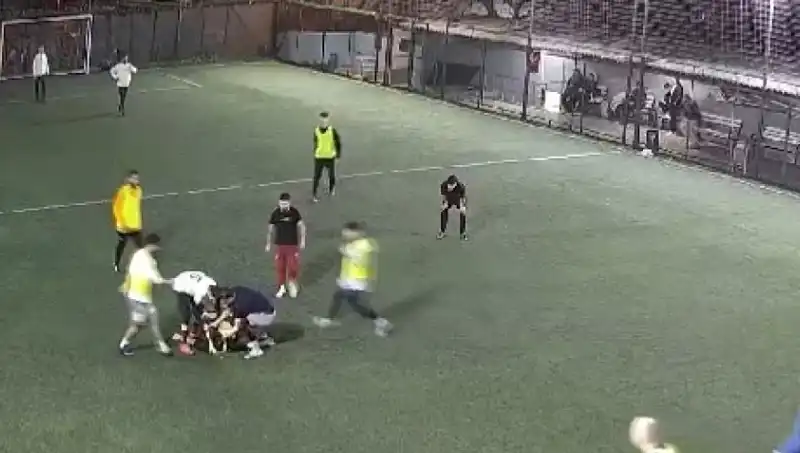 İki Halı Sahada Yaşanan Trajik Ölüm Olayları, Spor Dünyasını Salladı