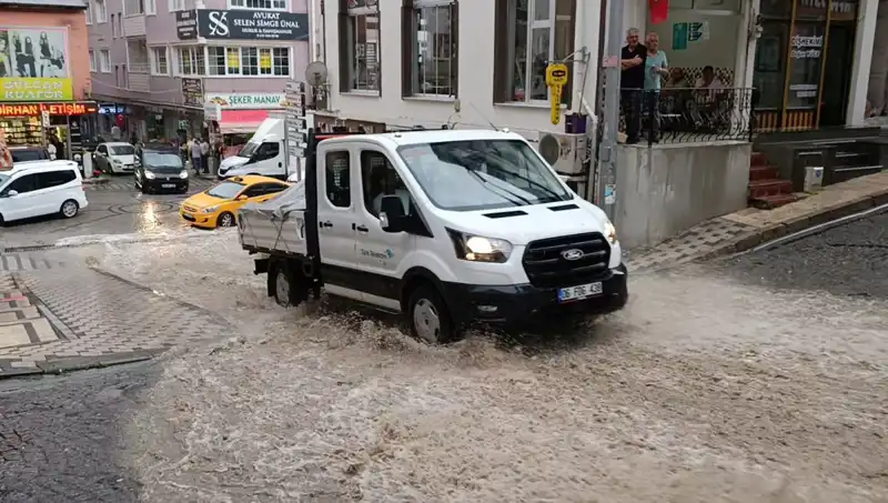 Aniden Gelen Sağanak: Şehirde Su Baskınları Hayatı Olumsuz Etkiledi