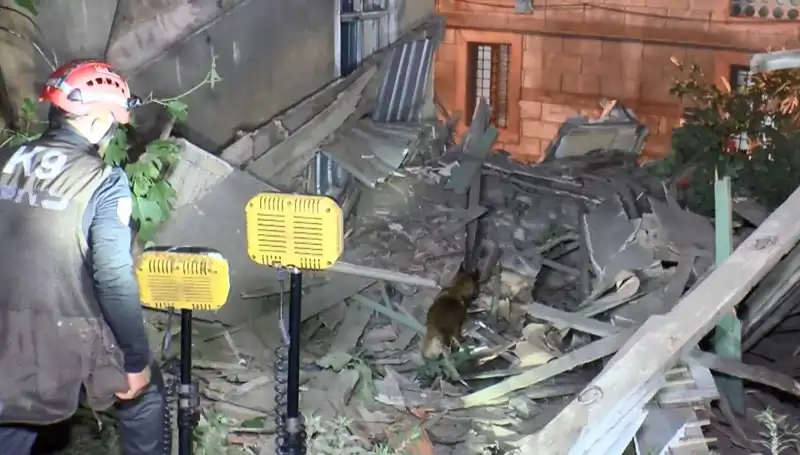 İstanbul’da Deprem Sonrası İkiye Ayrılan Bina Aniden Çöktü!