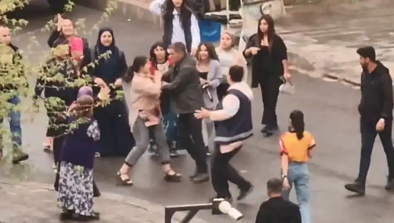 Adliye Önünde Tekme ve Yumruklar: Kargaşa Yükseldi!