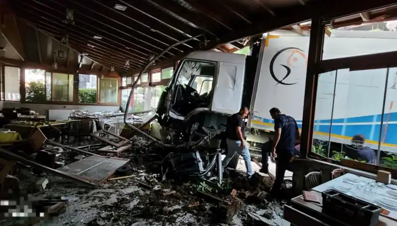 Freni Boşalan Kamyon, Kalabalık Restorana Girdi: Şok Edici Anlar!