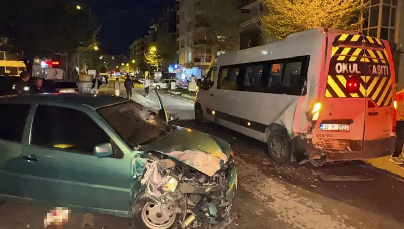 Otomobil Servis Minibüsüne Çarpınca Korkunç Kaza: 6 Yaralı