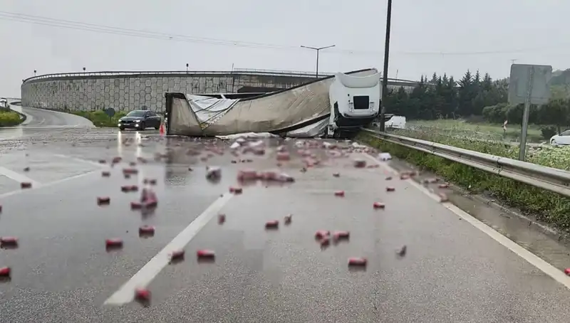TIR Devrildi, Yolda İçkiler Saçıldı: Kaza Anı Ve Sonrası