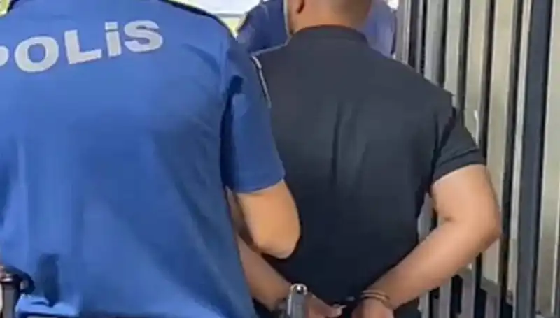 İzmir'de Polis Memurlarına Saldıran Şahıs Hızla Yakalandı ve Tutuklandı