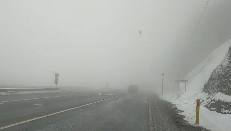 Bolu Dağı'nda Kar ve Sis Ulaşımı Zorluyor: Tatilciler Dikkat!