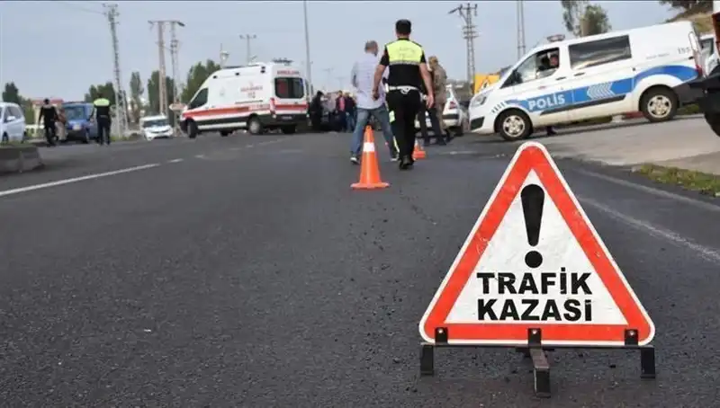 Antalya'da Trafik Kazası: Otomobil Kanala Devrildi, İki Yaralı