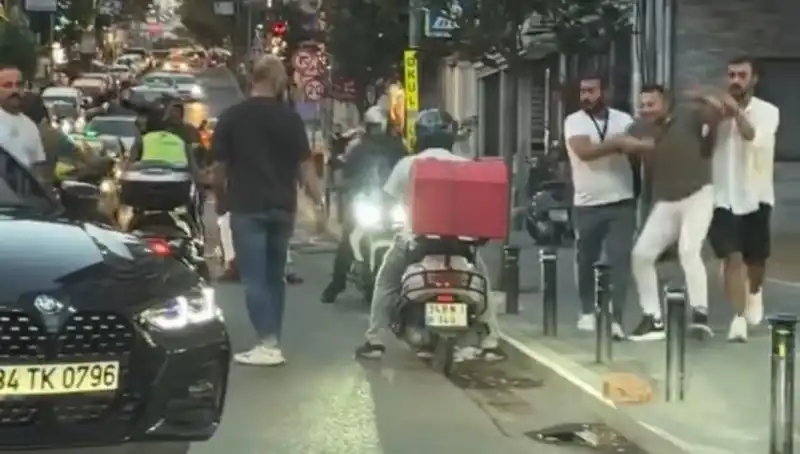 Nişantaşı'nda Trafik İhlali Tartışması Sopalı Kavgaya Dönüştü