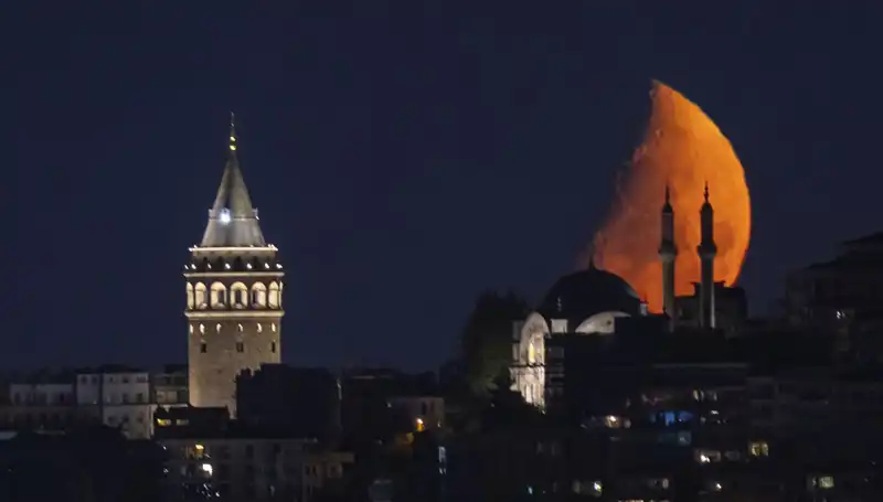 İstanbul'un Gökyüzünde Yarım Ayın Büyüleyici Görünümü