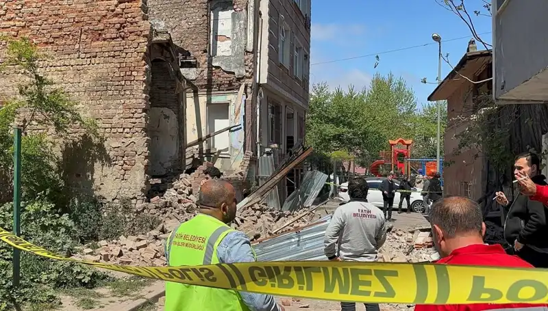 Fatih’te Deprem Sonrası Çöken Bina, Korku Dolu Anların Ardından İncelemeye Alındı