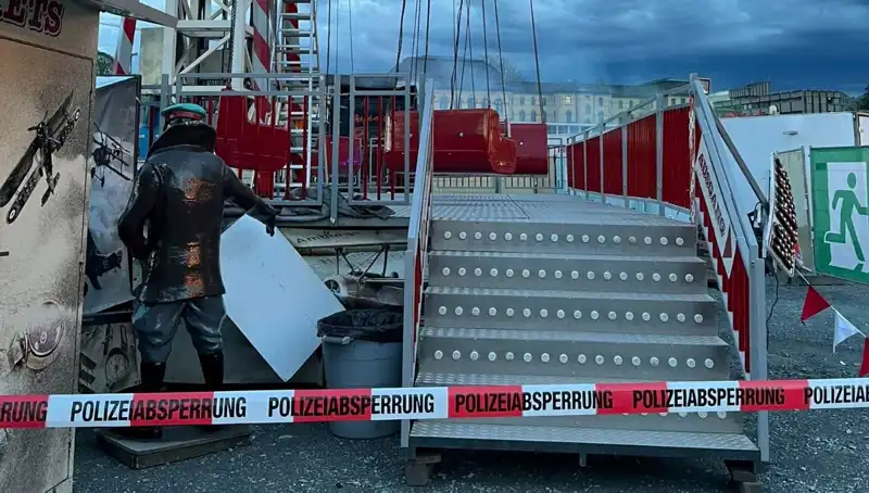Dönen Salıncak Reklam Direklerine Çarptı, Facianın Eşiğinden Dönüldü