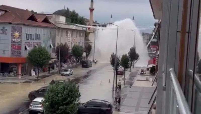 İçme Suyu Hattı Patladı: Şehirde Fırtına Gibi Su Fışkırdı!