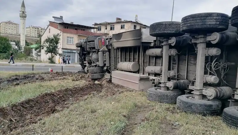 Freni Boşalan TIR, Erzurum'da Facia Yarattı: Korkunç Kaza Büyüledi!