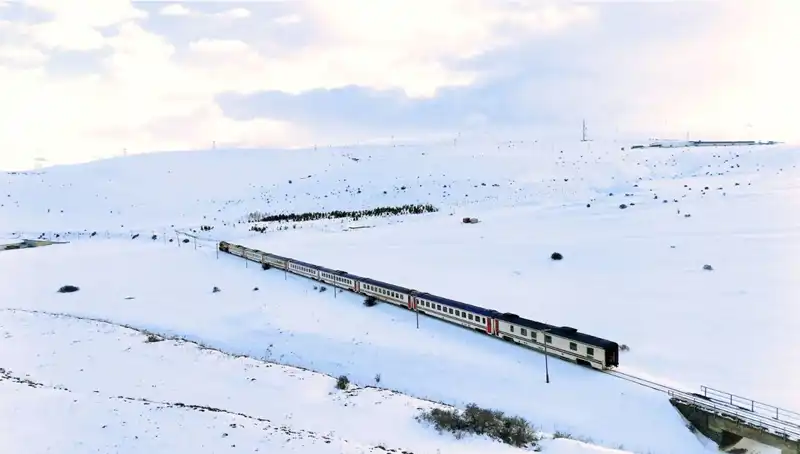 Turistik Doğu Ekspresi ile Büyüleyici Karlı Ovalarda Masalsı Bir Yolculuk