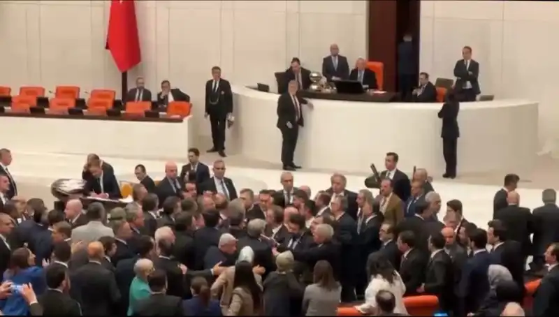 Emekli İkramiyesi Krizi Mecliste Kavga Çıkarttı: Siyasi Gerginlik Tırmanıyor!