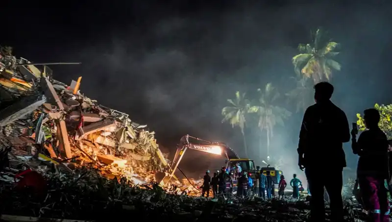 Myanmar'da Kayıp Aile Üyesi Üç Gün Sonra Enkazdan Sağ Çıktı!