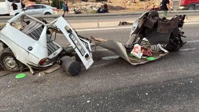 Bariyere Çarpan Araç Feci Bir Kaza Sonucu Hurdaya Döndü