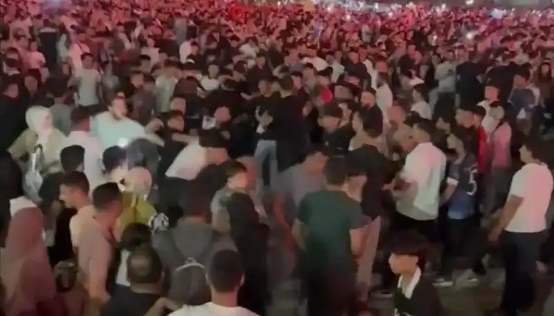 Konser Alanında Bıçaklı Kavga: Üç Kişi Yaralandı, Ortalık Karıştı!