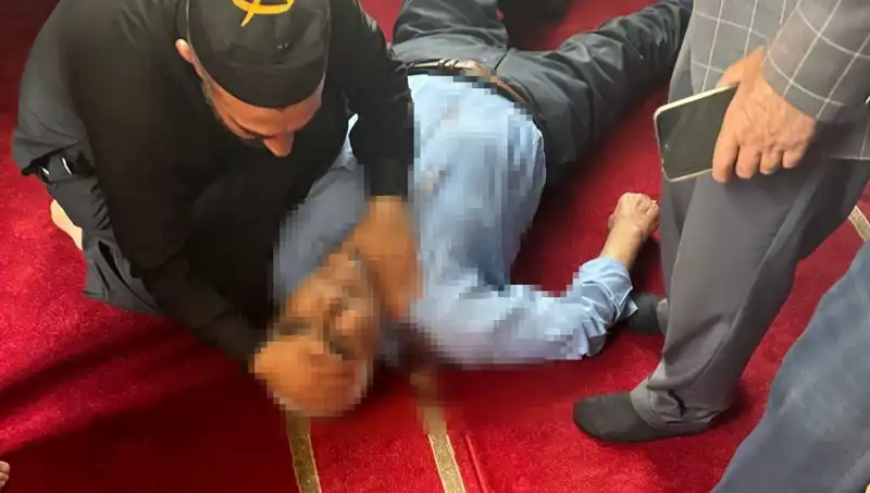 Camide Namaz Kılarken Bıçaklanan Adamın Yaşam Mücadelesi
