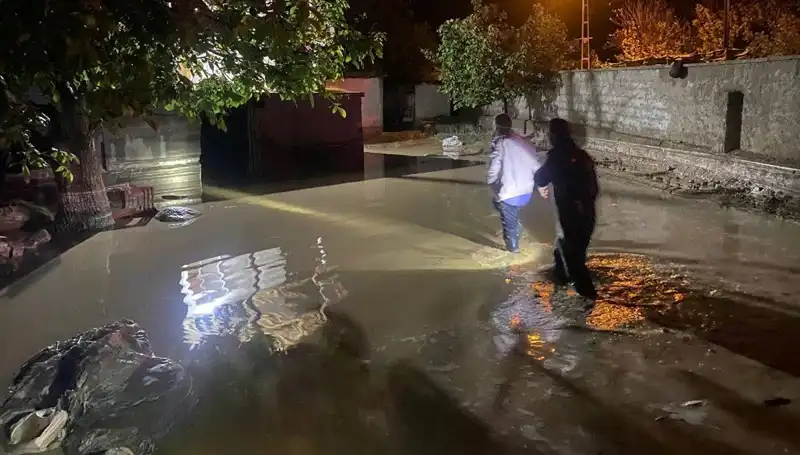 20 Dakikalık Sağanak Yağış Felakete Neden Oldu: Evler Tehlikeye Girdi