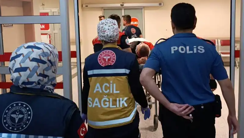 Trafik Kazası: Polis Ekipleri Olay Yerinde İki Yaralıyı Kurtardı