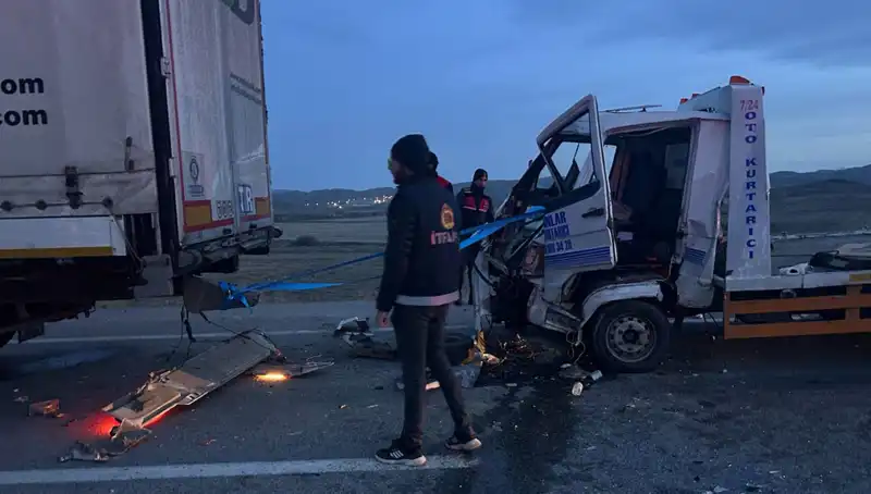 Kazaya Yardım İçin Duran Şoför, Çekici Tarafından Ezildi: Biri Ağır Yaralı