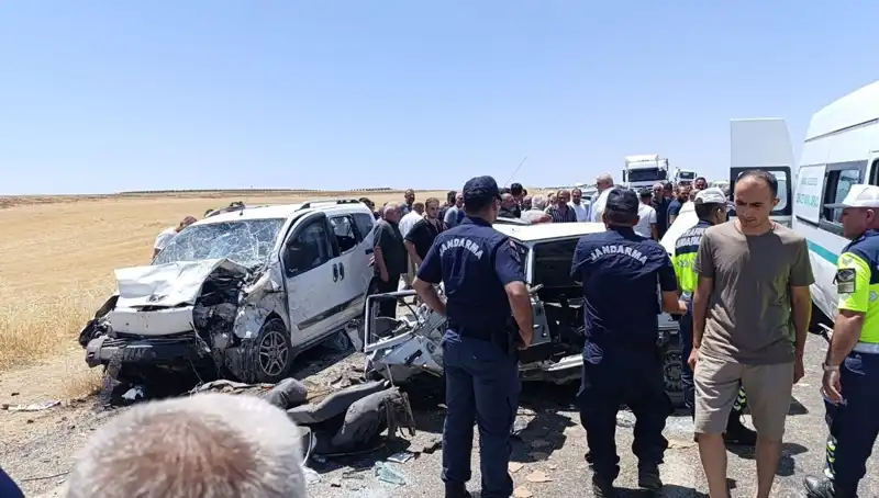 Otomobil ile Hafif Ticari Araç Çarpıştı: 4 Ölü ve 1 Yaralı İhbarı Geldi
