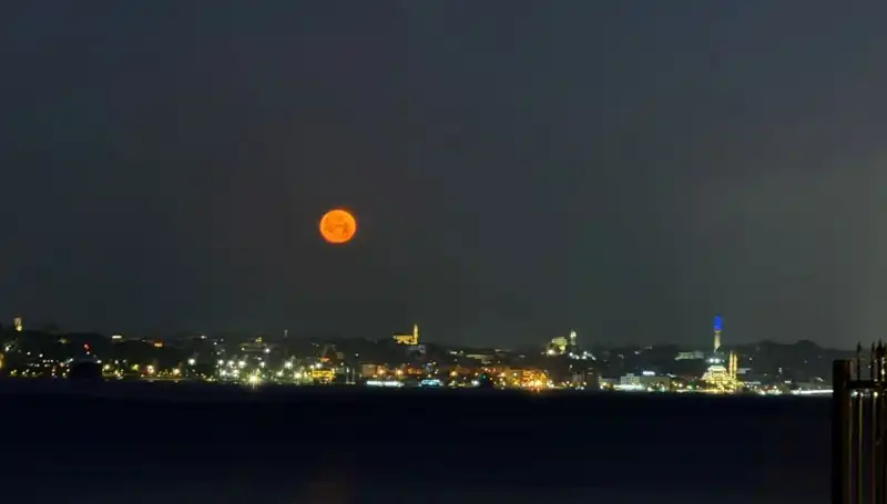 Çilek Dolunayı İstanbul'u Aydınlatıyor: Tablo Gibi Görseller