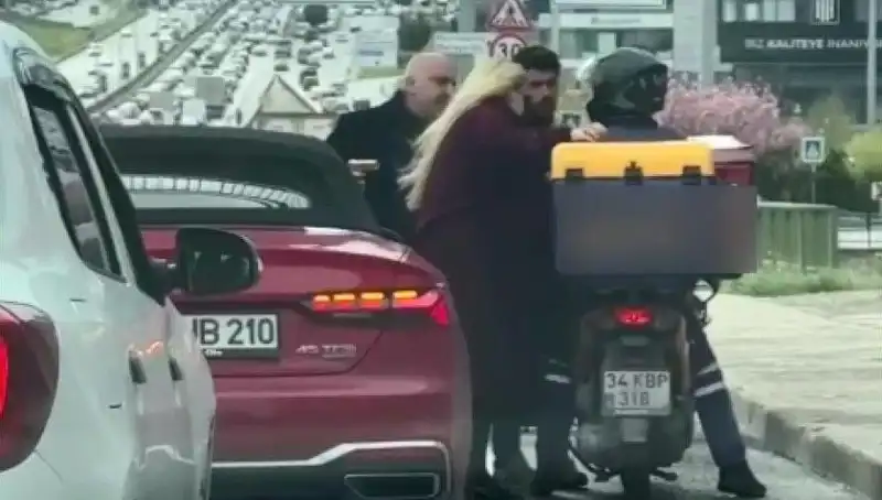 D-100'de Yaşanan Tüyler Ürperten Olay: Motokurye ile Tartışan Adam Silah Çekti