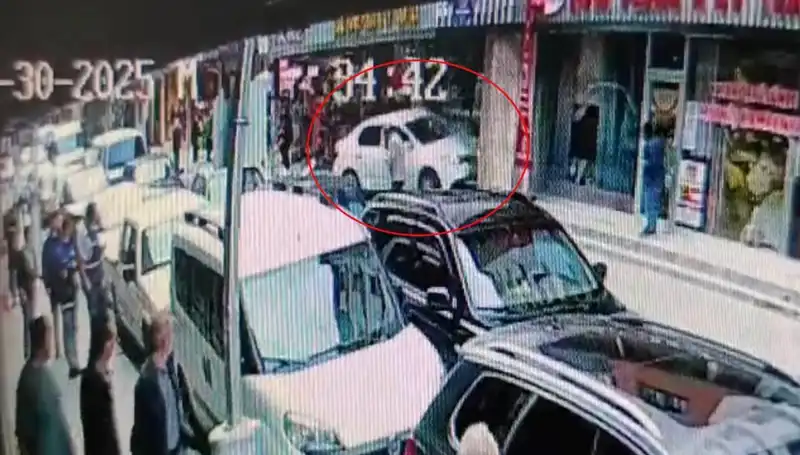 Alkollü Sürücü Araçla Mağazaya Daldı, İki Çocuk Son Anda Kurtuldu