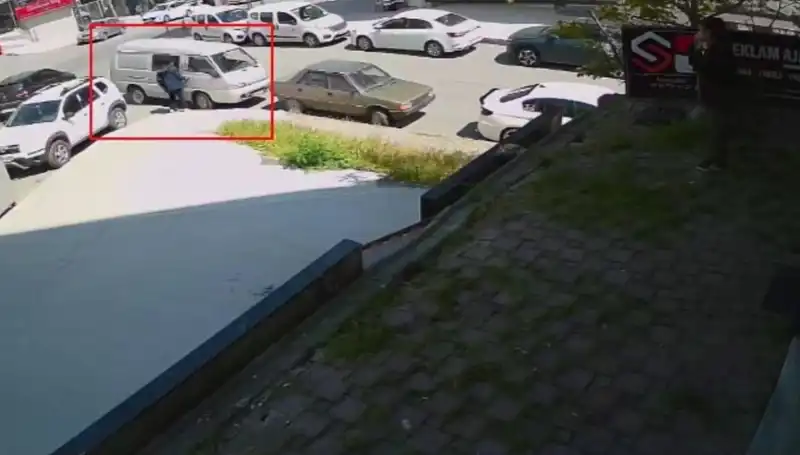 Aracını Çalmak İsteyen Hırsız Suçüstü Yakalandı: O Anlar Kamerada