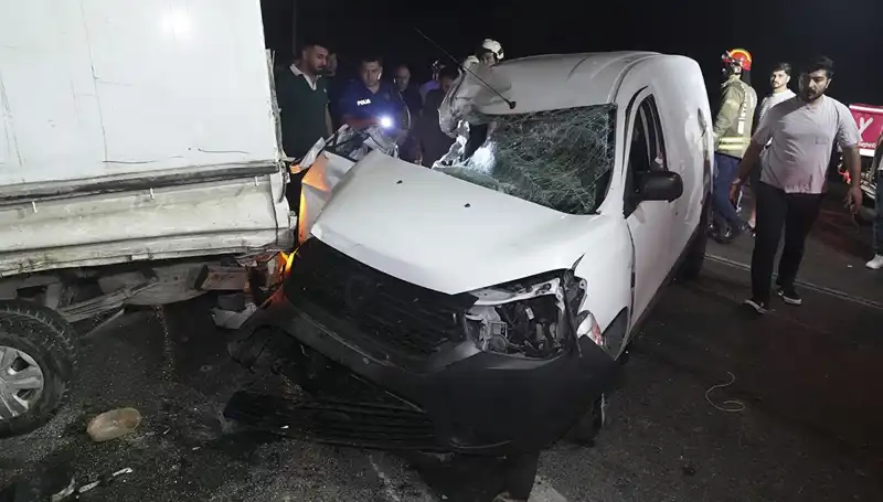 İstanbul'da Feci Kaza: Üç Yaralı, Trafik Tıkanıklığına Neden Oldu