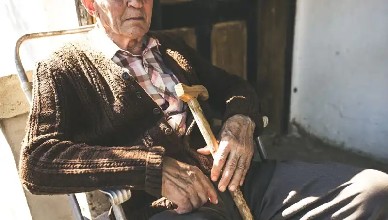 100 Yaşlıdan 16'sı Depresyon Tehdidiyle Karşı Karşıya: Yalnızlık Risk