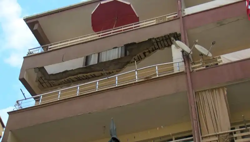 Güngören'de Beş Katlı Binanın Balkonu Düştü: Korku Dolu Anlar Yaşandı