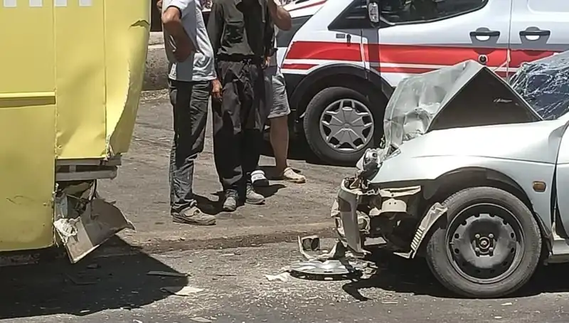 Halk Otobüsü ve Otomobil Çarpıştı: Korkutan Kaza ve Yarasalar Başını Çekti