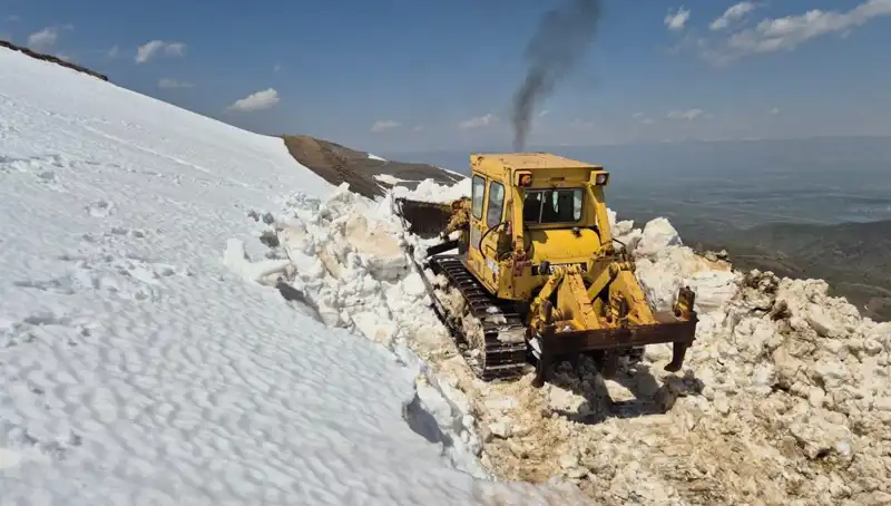 Nisan Ayında 2 Metreyi Aşan Karla Mücadele: Yol Açma Çalışmaları Başlıyor