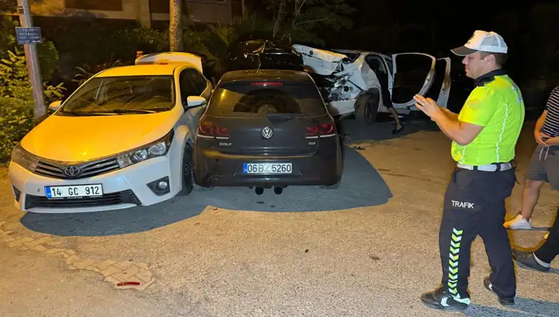 Alkollü Sürücü Sokağı Dolaşırken Kaos Yarattı: Üç Araca Çarptı