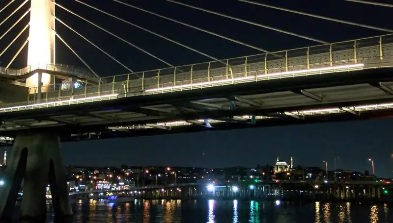 Metro Köprüsünden Denize Düşen Kişiyi Arama Çalışmaları Hızla Devam Ediyor!