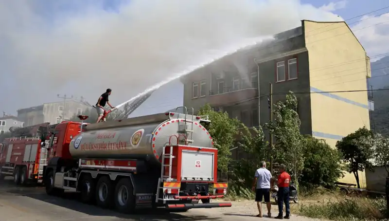 Çatı Katında Çıkan Yangın, Komşuları Korkuttu: Olayın Detayları