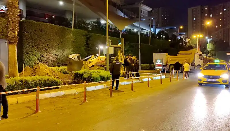AVM Girişinde Doğalgaz Sızıntısı Paniği: Alışveriş Keyfi Yangına Döndü!