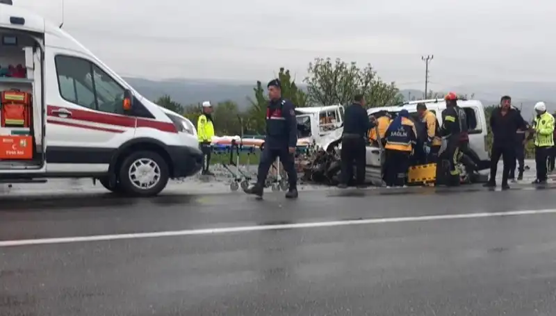 Denizli'de Feci Kaza! İki Araç Kafa Kafaya Çarpıştı, Can Kaybı Var!