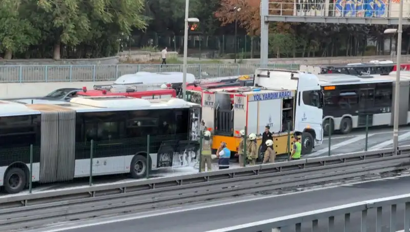 İstanbul'da Metrobüs Yangını: Trafik Felç Oldu, Yolcular Panik İçinde!