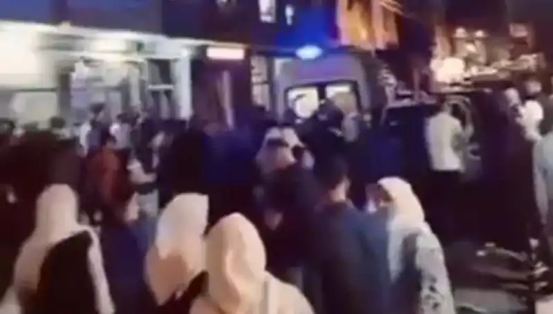 14 Yaşındaki Kader Balkondan Düşerek Ağır Yaralandı, Aile ve Komşular Şokta