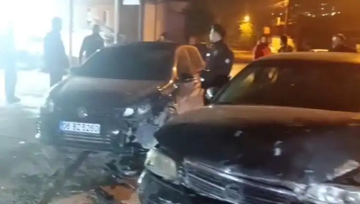 Çevirmeden Kaçan Araç, Feci Kaza Sonucu Hurdaya Döndü
