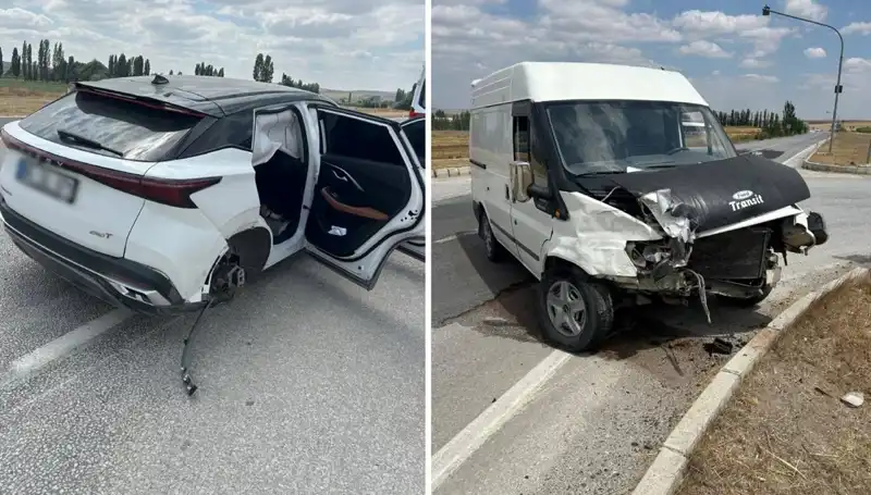 Çorum'da Kaza! İki Araç Kafa Kafaya Çarpıştı: Yaralılar Var