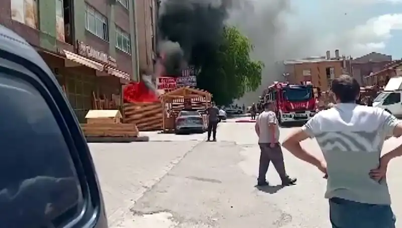 Ankara'da İş Yerlerinde Büyük Yangın! Alevler Sokağı Sardı